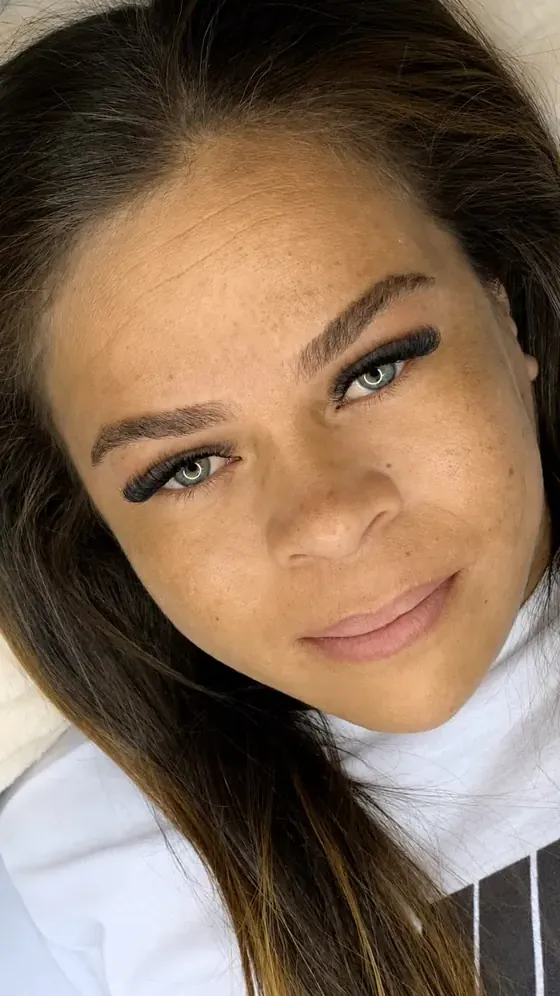 Olhos verdes com extensão de cílios fio a fio
